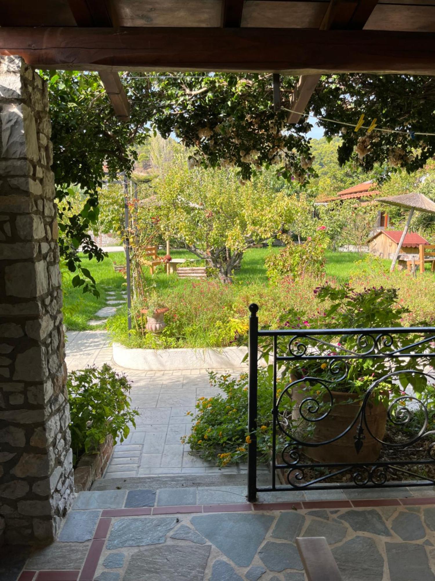 Maniatis Garden Aparthotel Achladies  Exterior photo