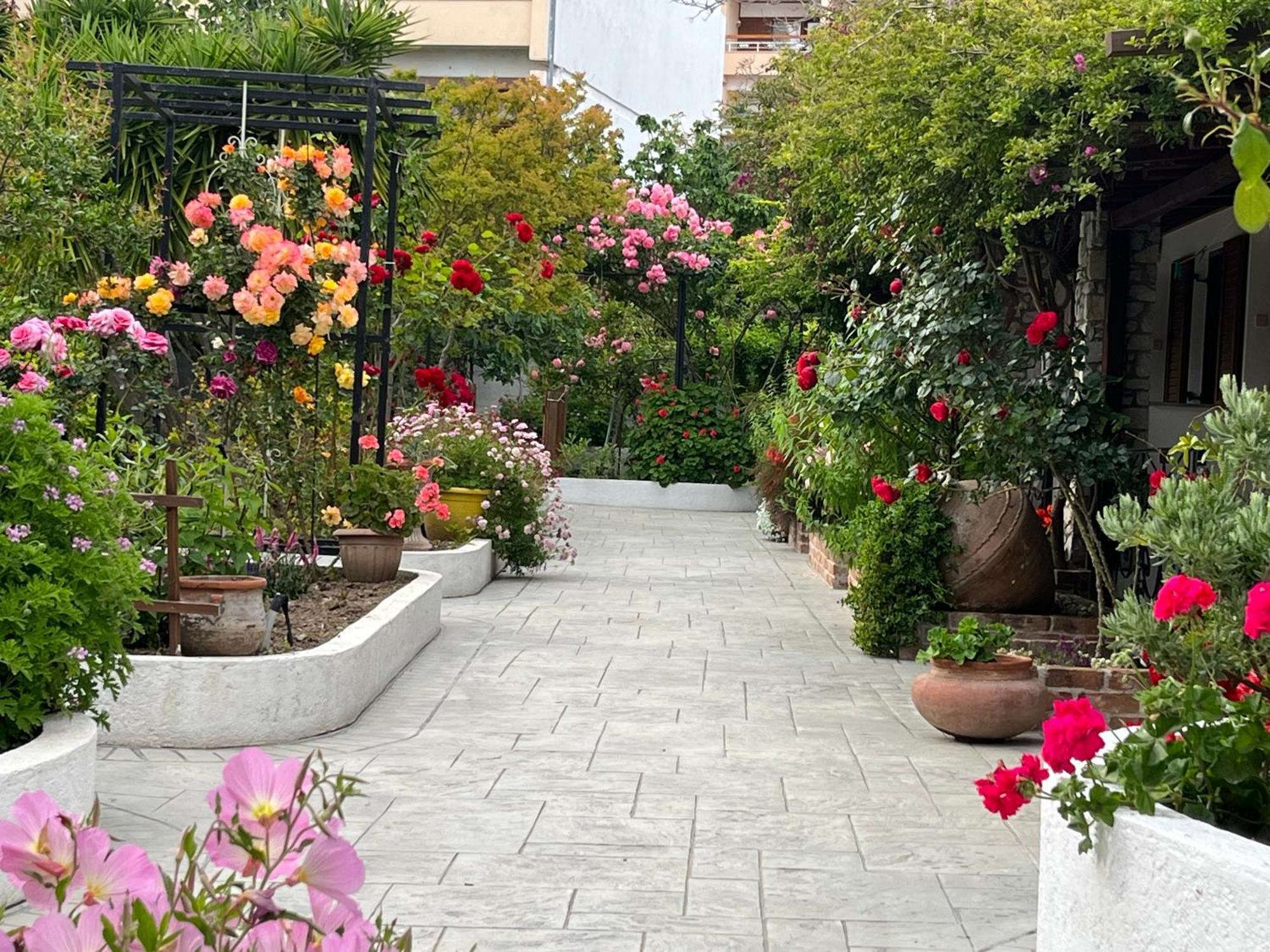 Maniatis Garden Aparthotel Achladies  Exterior photo